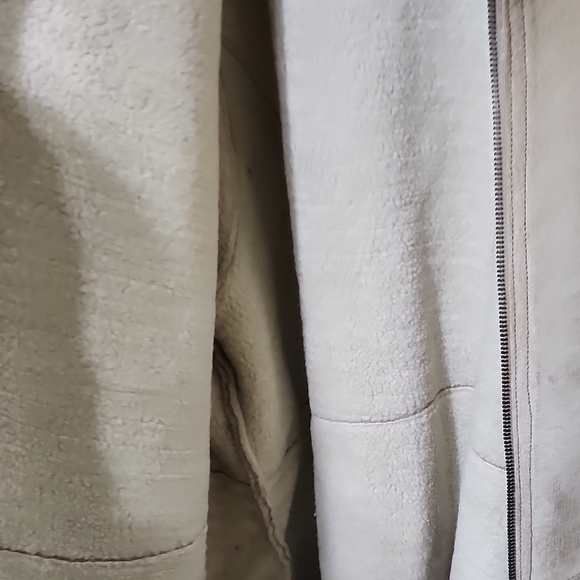 Avenue Tan Leather Jacket with Oversized Fit and Fold-Over Collar - Picture 4 of 11